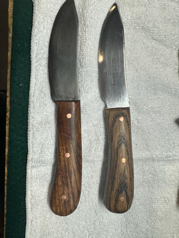 2 knives with wood handles